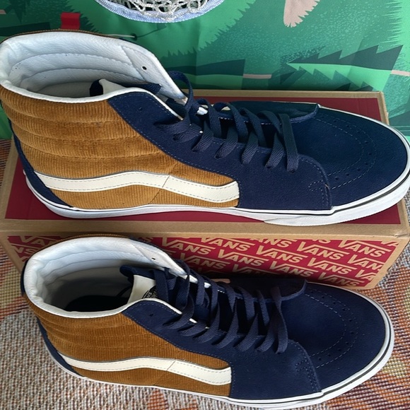 Vans Men’s Sk8-Hi
Mini Cord Blue/Brown
VN0007NS0BO
Sneakers
UNISEX CORDUROY - Picture 3 of 16